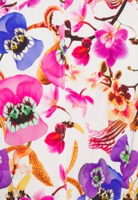Wielokolorowa tkanina w kwiaty prezentuje różnorodne duże kwiaty w odcieniach różu, fioletu i niebieskiego na białym tle, z misternymi detalami i teksturami.