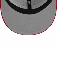 Graue Kappe mit einem roten Akzent entlang des Schirmrands, ausgestattet mit einem schwarzen Band um das innere Schweißband und strukturiertem Stoff.
