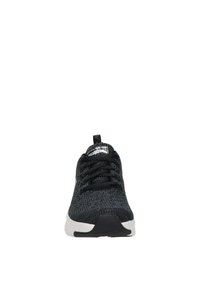 Baskets de sport en tricot noir avec une tige texturée, bout rond, lacets plats et une semelle intermédiaire blanche. Comprend une languette à l'arrière.
