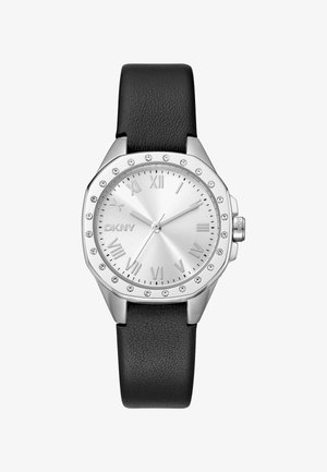 Silberne Uhr mit runder Ziffernblatt, schwarzem Lederarmband, römischen Ziffern als Markierungen und Kristallakzenten um die Lünette. Marke: DKNY.
