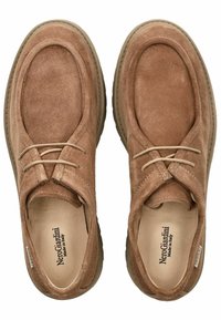 Scarpe in suede marrone con punta arrotondata, dettagli in pizzo sul davanti e suola in gomma. L'interno presenta il logo "NeroGiardini, Made in Italy."