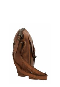 Borsa a tracolla in pelle marrone con chiusura a cerniera, forma piatta, tracolla regolabile e dettaglio della tasca laterale. Texture liscia e cuciture visibili.
