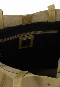 Borsa a tracolla in pelle marrone con accenti in camoscio, tasca interna con zip e logo in metallo brandizzato. L'interno è impreziosito da una morbida fodera nera.