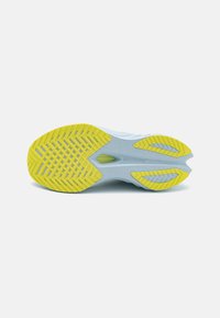 Svijetloplavi potplat trkaće tenisice s žutim akcentima. Ima teksturirani uzorak za prianjanje i ureze za bolju trakciju. Vidljiv Saucony logo.