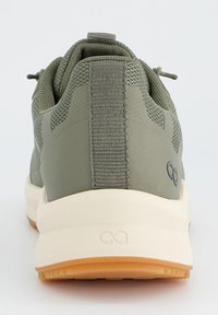 Olivgrüner Sneaker aus Netzstoff und soliden Akzenten, mit einer strukturierten Fersenschlaufe, einer beigefarbenen Zwischensohle und einer Laufsohle aus Gummi.