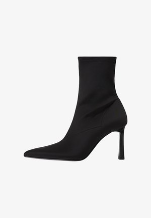 Czarne botki za kostkę wykonane z gładkiego materiału, o spiczastym nosku, eleganckim dopasowanym kroju oraz wysokim obcasie w kształcie stiletto, z minimalnymi detalami przeszycia.