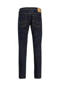 Jeans de denim azul escuro com um corte slim, apresentando dois bolsos traseiros com detalhes cosidos e um patch de couro na cintura.