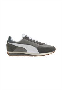 Zapatillas de ante gris y textil con acentos blancos, cordones gruesos y una suela de goma. Presenta un diseño elegante inspirado en lo retro.