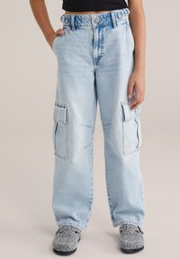 Heledat sinist tooni teksapüksid lahtise lõikega, millel on küljetaskud, nööpidega sulgemine ja narmendunud sääreotsad.