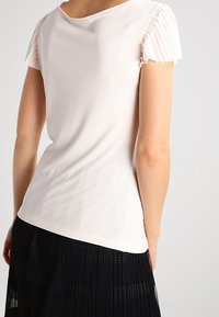 mint&berry T-shirt med print - nude