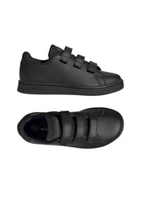 Zapatillas sintéticas negras con tres correas de velcro ajustables, exterior texturizado, detalles perforados y una plantilla acolchada.