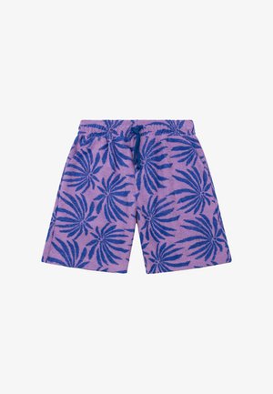 Paarse terry cloth shorts met donkerblauw tropisch bladpatroon en een marineblauwe trekkoord in de elastische tailleband, plat liggend op een witte achtergrond.