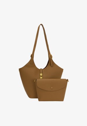 Leren tote bag in tan met een gladde textuur, voorzien van een gouden sluiting en een kleine bijpassende pouch met een klep en een ronde drukknoopsluiting.