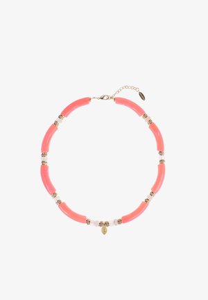 Korallenfarbenes Halsband mit geschwungenen Kunststoffperlen, goldfarbenen Akzenten und weißen Abstandshaltern. Enthält einen zarten Anhänger und einen Karabinerverschluss.