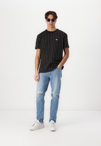 Tommy Jeans VERTICAL STRIPE TEE UNISEX - Camiseta estampada - black