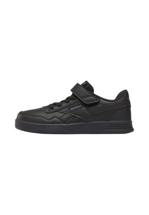 Zwarte Reebok sneaker met veters en een klittenbandsluiting, lage uitvoering en een getextureerde zool op een witte achtergrond.