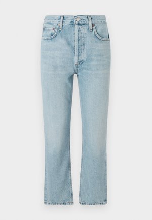 Jeans de ganga azul claro com um design de perna reta, apresentando cinco bolsos, fecho com botão e textura desbotada. As bordas são bem acabadas.