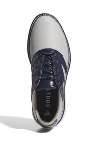 Bílé a námořnické tenisky s hladkým koženým svrškem, šněrováním a kontrastním prošíváním. Vnitřek nese značku "BOOST".
