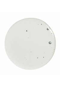 Ein klarer, gelartiger Produkt auf einer runden Fläche, mit kleinen Blasen und einer glatten Textur, die einen subtilen Glanz und eine durchscheinende Qualität aufweist.