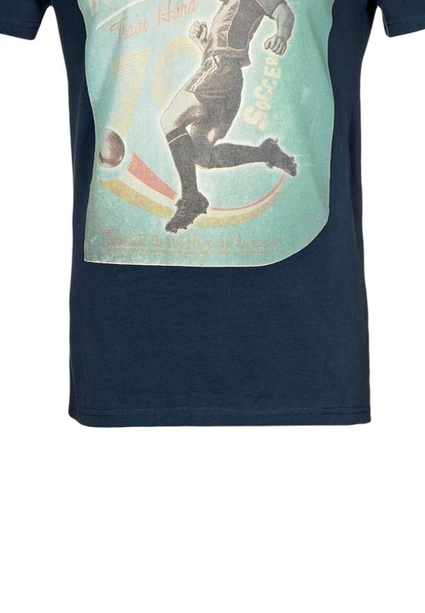 Námořnické modré bavlněné tričko s vintage potiskem fotbalisty, texturovaná grafika s jemně zelenými a červenými akcenty.
