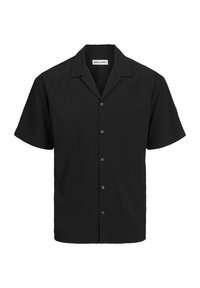 Camisa de botones de manga corta en negro con una tela texturizada, cuello de campamento y cinco botones a juego en la parte delantera.