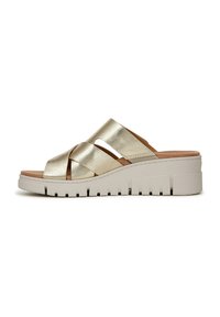 Sandali slide metallici oro con fasce incrociate, soletta imbottita e una chunky con suola bianca con scanalature testurizzate.