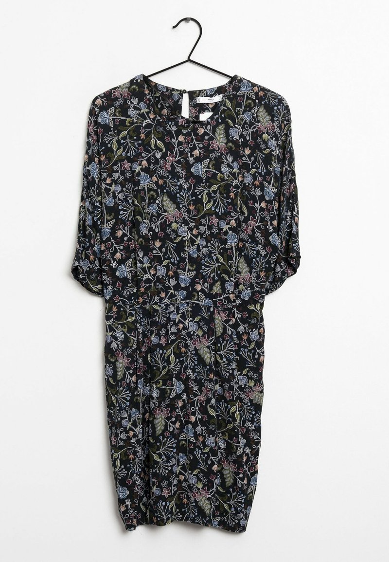 Robe noire mi-longue avec des motifs floraux multicolores, manches courtes, et une petite ouverture en forme de goutte dans le dos, suspendue à un cintre noir.