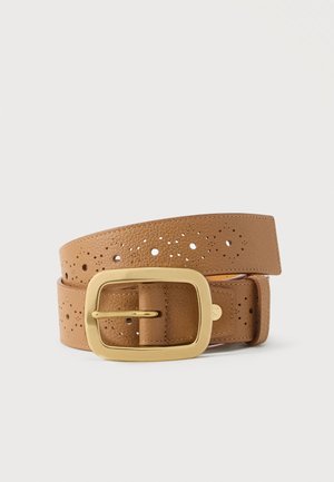 Brunt læderbælte med et gyldent rektangulært spænde og dekorative perforerede cirkulære mønstre langs hele længden.