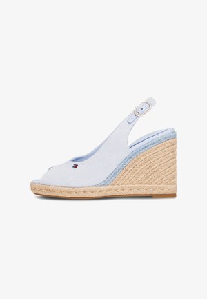 Világoskék vászon ék sarkú szandál nyitott orral és sarokpánttal. Fonott raffia talppal és kis logó részlettel.