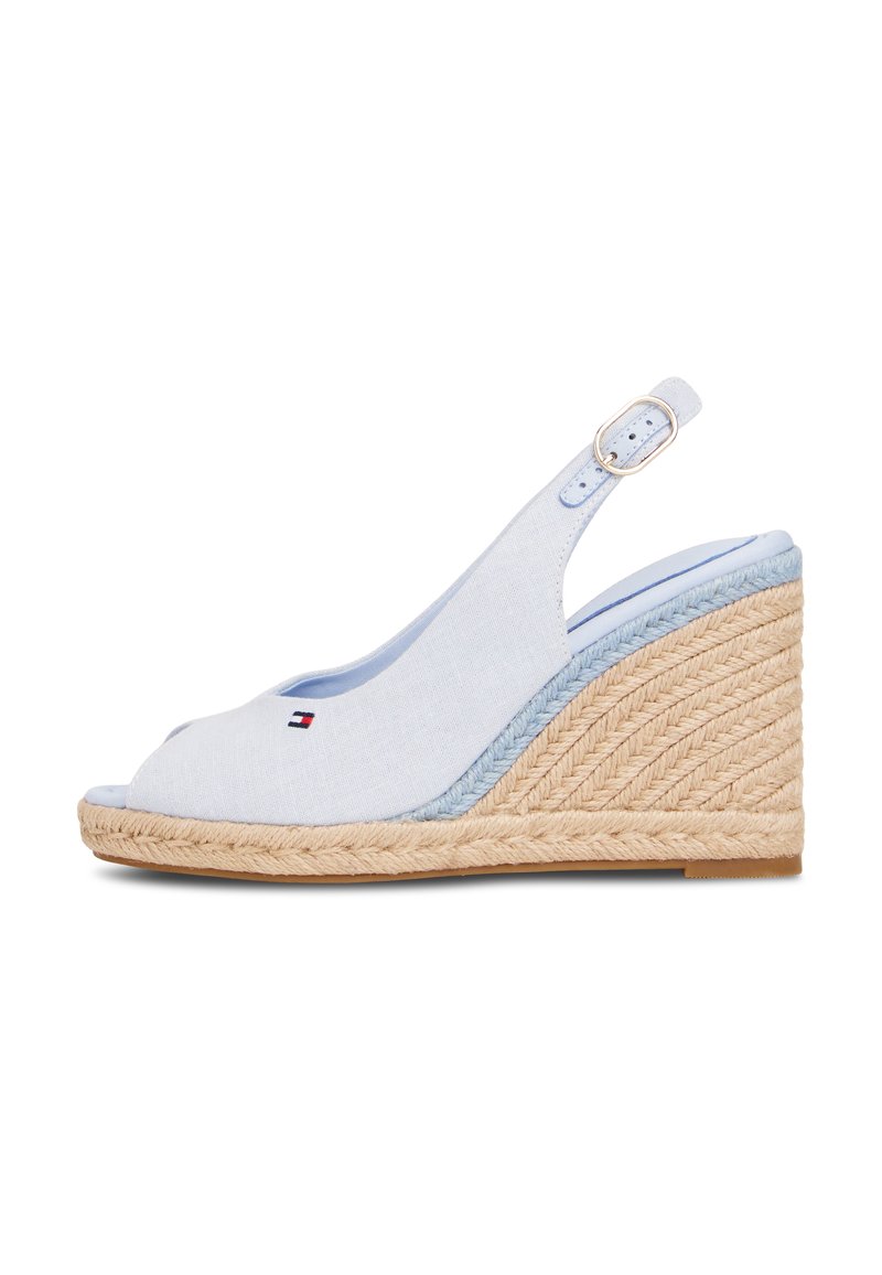 Ανοιχτό μπλε καμβάς πλατφόρμα σάνδαλο με ανοιχτά δάχτυλα και λουράκι στην πλάτη. Διαθέτει πλεκτή σόλα από ραφία και μικρή λεπτομέρεια με λογότυπο.