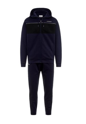 Tuta blu navy con pannello nero sul petto, felpa con cappuccio e zip, tasche laterali e pantaloni della tuta affusolati abbinati. Marchiata con il logo Kappa sul petto e sui pantaloni.