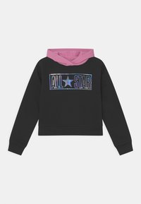 Felpa nera corta con cappuccio rosa; presenta una grafica olografica "ALL STAR" al centro e polsini a costine. Tessuto morbido.