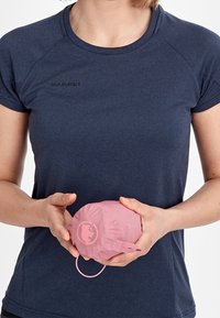 Lehké, sbalitelné sako Mammut v růžové barvě, které se dá složit do kompaktního pouzdra. Obsahuje kulaté logo a popruhy pro snadné nošení.