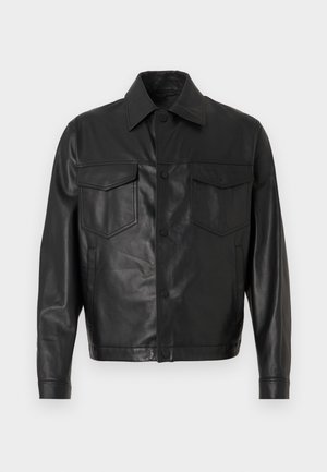 Črna usnjena jakna z gumbom na sprednji strani, dvema žepoma na prsih in klasičnim ovratnikom. Gladka tekstura z prilegačim dizajnom.