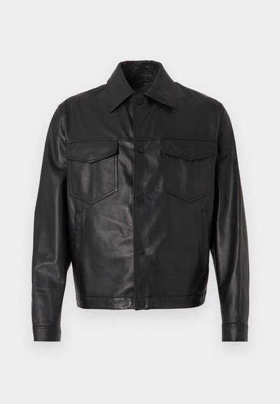 Μαύρο δερμάτινο μπουφάν με κουμπωτή μπροστινή όψη, δύο τσέπες στο στήθος και κλασικό γιακά. Λείο υλικό με εφαρμοστή σχεδίαση.