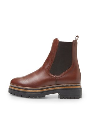 Bottes chelsea en cuir marron avec panneaux élastiques sur les côtés, semelle en caoutchouc noir épaisse et boucle à l'arrière pour un enfilage facile. Surface texturée, design décontracté.