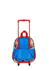 Un sac à dos à roulettes avec une poignée rouge et des roues, présentant des accents bleus et un design coloré de super-héros sur une surface en tissu.