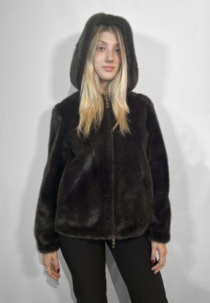 Giacca in finta pelliccia marrone con zip frontale e cappuccio, caratterizzata da una consistenza morbida e maniche ampie, esposta su uno sfondo neutro.