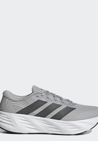 Γκρι παπούτσι για τρέξιμο Adidas με μαύρες τρεις ρίγες και παχιά λευκή επενδεδυμένη σόλα, θέα από το πλάι σε μονόχρωμο φόντο.