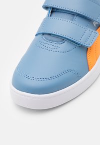 Puma COURTFLEX V2  - Scarpe da allenamento - zen blue/clementine/white