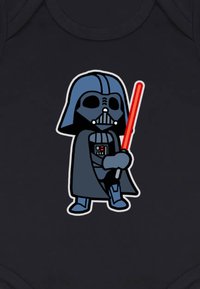 Černý bodysuit s kreslenou postavičkou v modré helmě a plášti, která drží červený světelný meč, s výraznými obrysy a minimálními barevnými detaily.