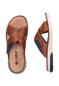 Braune Leder-Sandalen mit einem Kreuzriemen-Design, strukturiertem Finish und kontrastierenden dunkelblauen Akzenten; flexible Sohle mit geriffelter Textur.