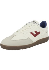Sneaker bianco in pelle con dettagli in suede grigio, logo bordeaux e suola in gomma. Presenta un design con lacci e un colletto imbottito blu.