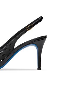 Slingback alti in pelle verniciata nera con motivo a diamante intagliato e accento blu sulla suola; presenta una cinturino con fibbia in metallo dorato.