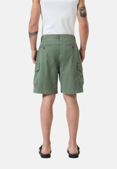 Pantaloni cargo verdi in cotone. Caratteristiche includono tasche laterali, tasche posteriori e vestibilità comoda. Design semplice senza motivi.