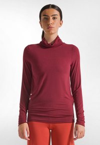 Langsleeve coltrui in bordeaux, gemaakt van een soepele, rekbare stof. Beschikt over een aansluitende silhoutte en subtiele plooidetails aan de zoom.