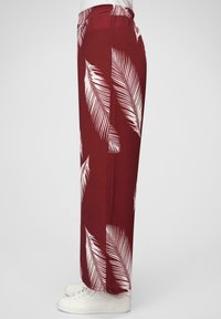 Cloud 5ive SOMMER MIT WEITEM BEINSCHNITT UND FEDERPRINT - Pantaloni - bordeaux