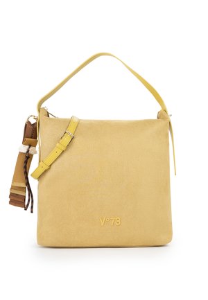 Borsa a mano in suede beige con tracolla gialla regolabile, portachiavi in tessuto con nappine attaccate e logo in rilievo "V°78" sul davanti.