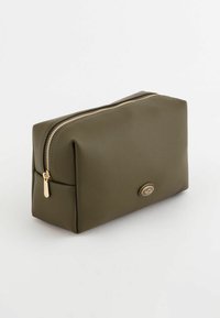 Trousse de maquillage texturée vert olive avec une fermeture éclair dorée et un détail de logo. Forme rectangulaire avec une base plate pour la stabilité.