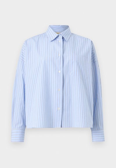 Chemise bleu clair à boutons, rayures verticales blanches et foncées, col pointu, poche poitrine et manches longues avec poignets boutonnés.
